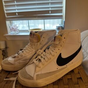 Women’s White Nike Blazer Mid 77 Size 7.5